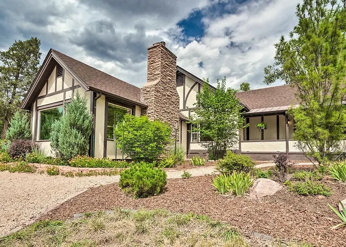 Spacious Manitou Home W/ Views In Central Location