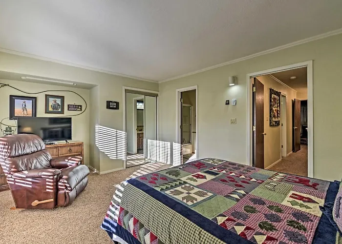 Red River Townhome With Balcony & Mtn Views!