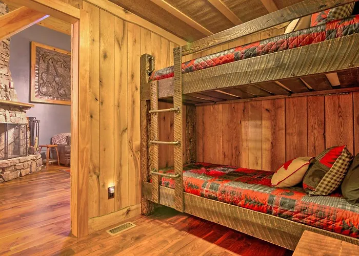 Couples' Treehouse Retreat W/ Hot Tub & Views