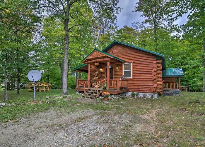 Updated Manistique Log Cabin, Yard & Fire Pit