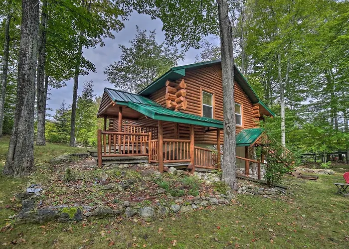 Updated Manistique Log Cabin, Yard & Fire Pit