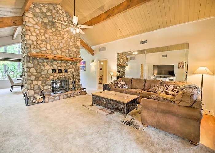 Wooded Yard, Gas Grill: Lush Pinetop Retreat
