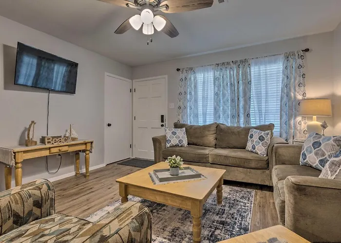 Charming Gulfport Escape: Half-Mile To Beach!