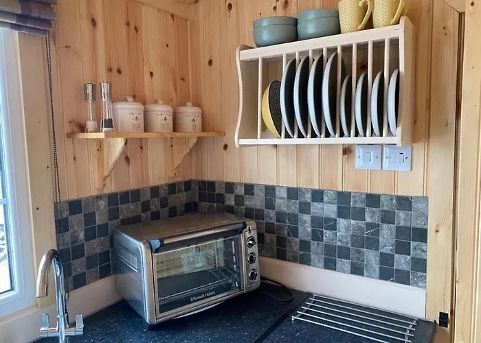 Woodhead Shepherds Hut - Sleeps 2 - Parking