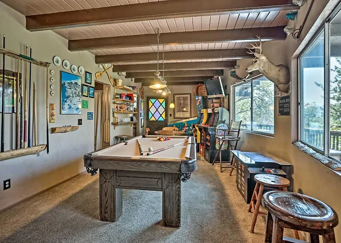 Family Cabin W/ Game Room Near Hiking + Skiing!