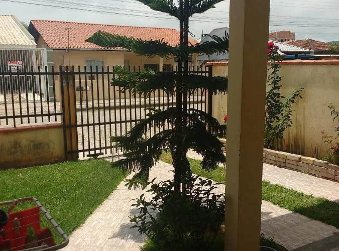Um quarto em casa agradável