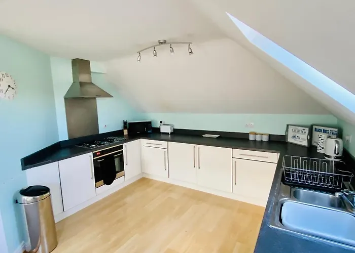 Swanage Beachside Penthouse: Family-Friendly with Parking & Wi-Fi