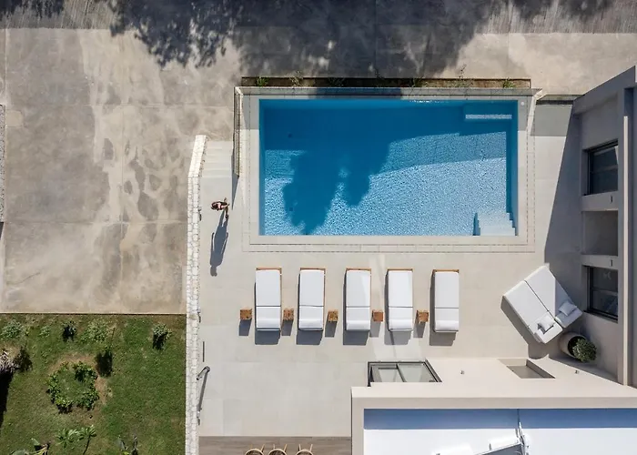 Amalthia Villa, Heated Pool & Walk To The Beach, By Thinkvilla