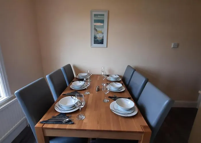 "Near To The Beach "- 2 Bedroom Flat Sleeps Up To 5