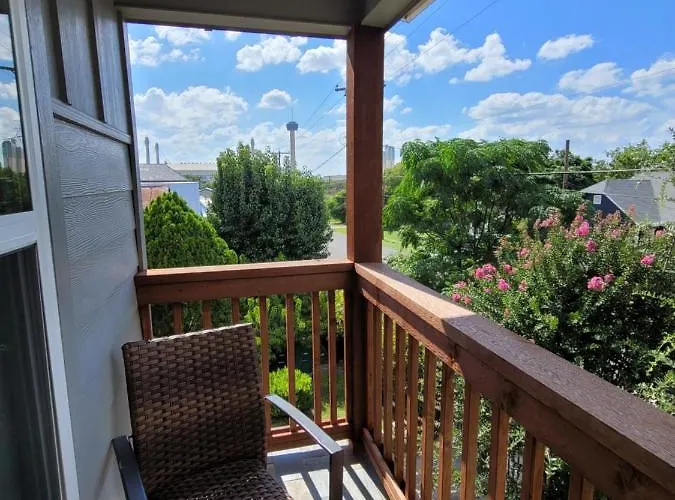Spacious Townhouse Minutes From Downtown Sa.