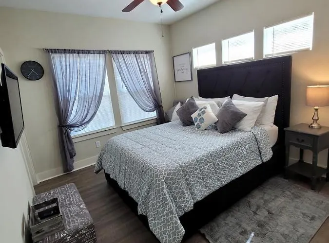 Spacious Townhouse Minutes From Downtown Sa.