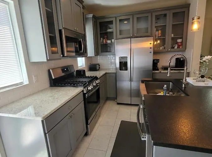 Spacious Townhouse Minutes From Downtown Sa.