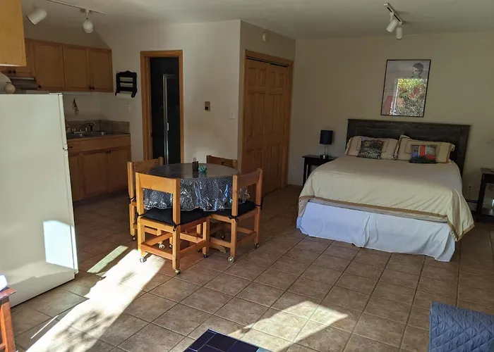 Studio Apartment 15 Minute Walk To Plaza