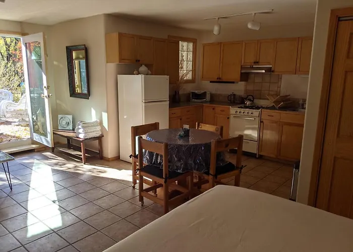 Studio Apartment 15 Minute Walk To Plaza
