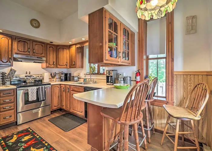 Historic Apartment - Half Mi To Lake Champlain!