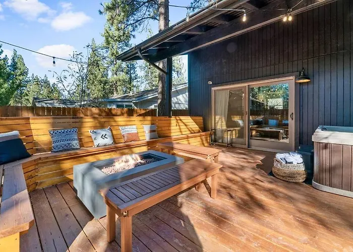 Modern Split Level Cabin -Hot Tub & Game Room