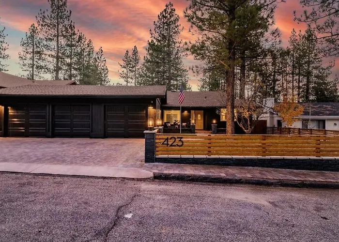Modern Split Level Cabin -Hot Tub & Game Room