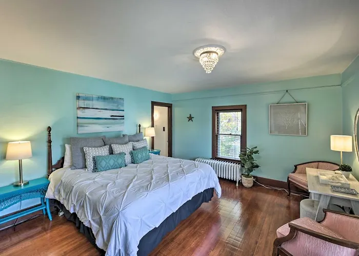 Luxe Lake Geneva Retreat In Downtown!