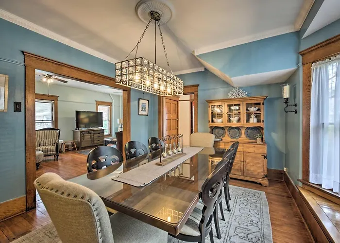 Luxe Lake Geneva Retreat In Downtown!
