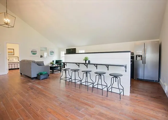 Cottage Park Carriage House--Rest And Explore With Hollyhock