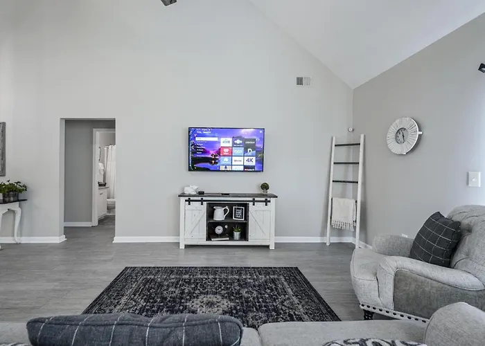 Pet-Friendly 3Br House With Garage Near Lakepoint!