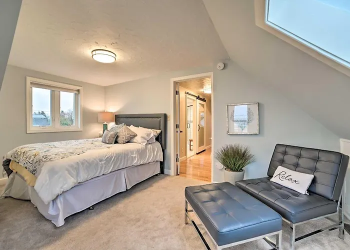 Chic Manistee Cottage: Steps To Lake Michigan!