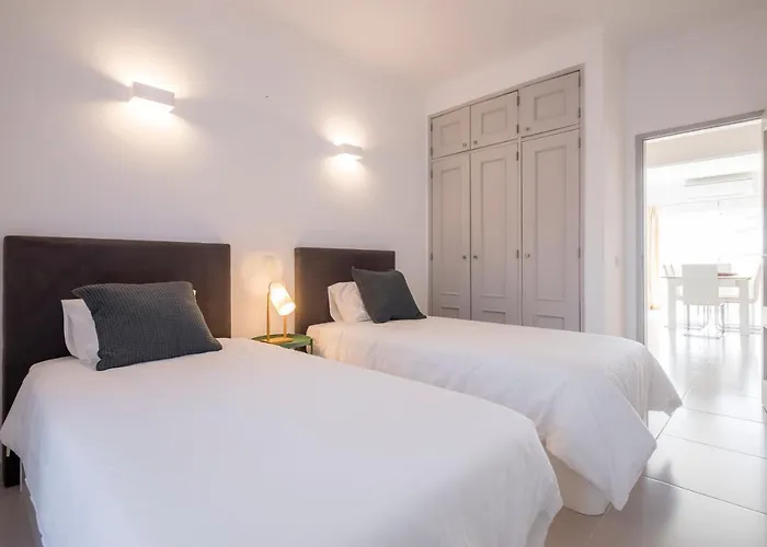 Beautiful Seaview 2 Bedroom Apartment
