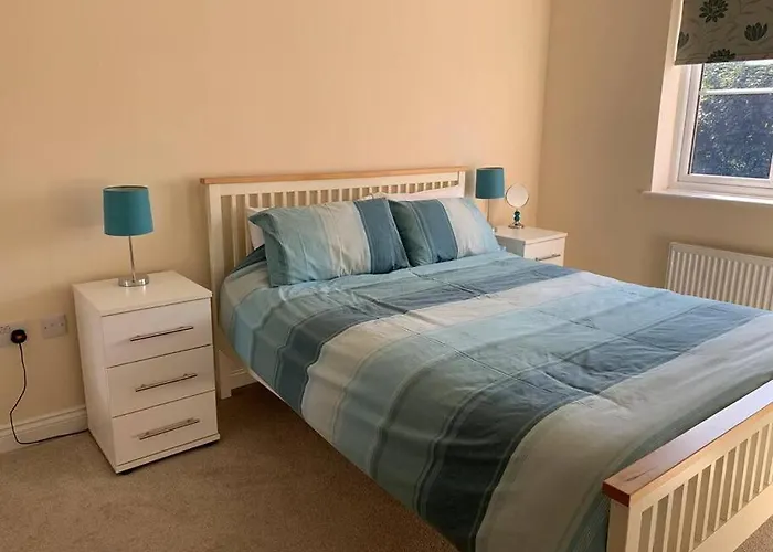 Cheerful 3 Bedroom Home Close To Beach And High St