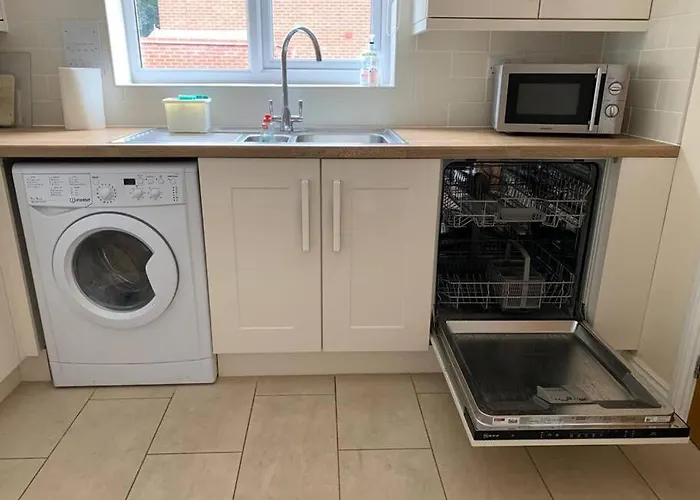 Cheerful 3 Bedroom Home Close To Beach And High St