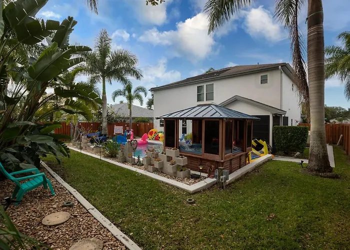 Gorgeous Urban Oasis Withhot Tub, Heated Pool And Private Movie Theater Home
