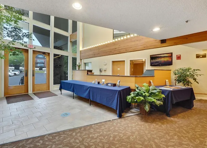 377 Edgewater Inn