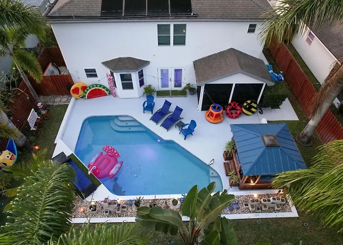Gorgeous Urban Oasis Withhot Tub, Heated Pool And Private Movie Theater Home