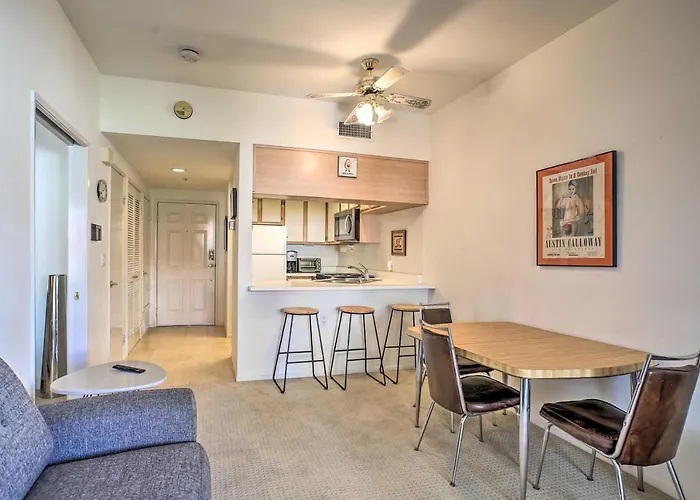 1 Mi To Dtwn Cathedral City: Condo W/ Balcony