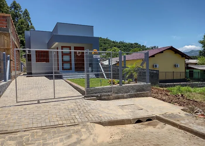 Grey House, próximo a Gramado e ao Templo Budista