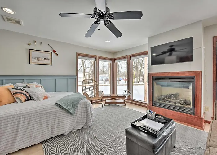 Pet-Friendly Retreat W/ Deck: Steps To Marina!