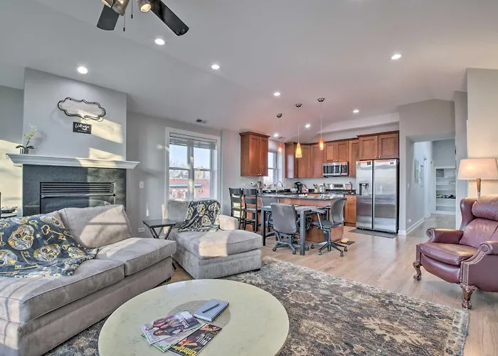 Chicago Condo W/ Balcony: Walk To Cta Stations!