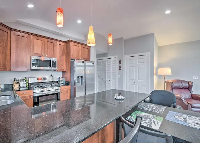 Chicago Condo W/ Balcony: Walk To Cta Stations!
