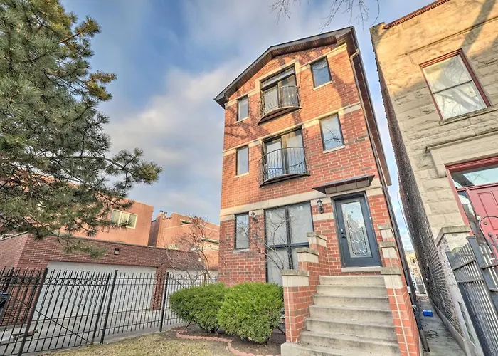 Chicago Condo W/ Balcony: Walk To Cta Stations!