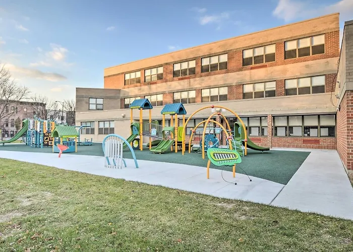 Chicago Condo W/ Balcony: Walk To Cta Stations!