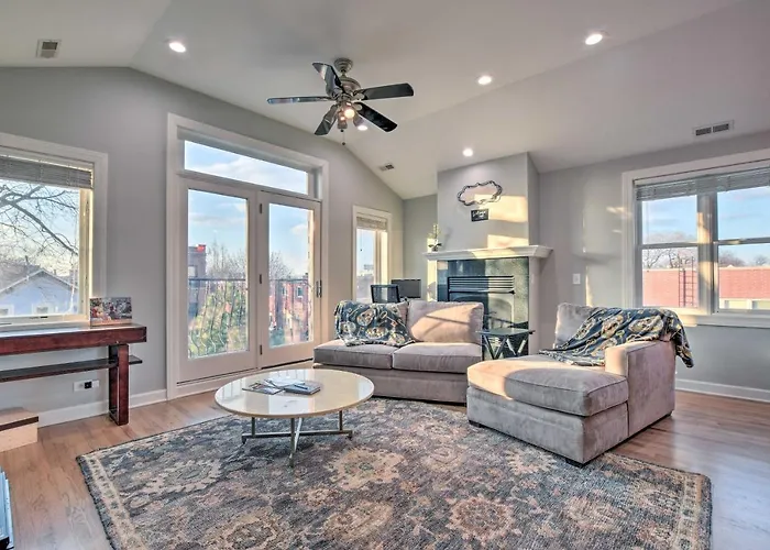 Chicago Condo W/ Balcony: Walk To Cta Stations!