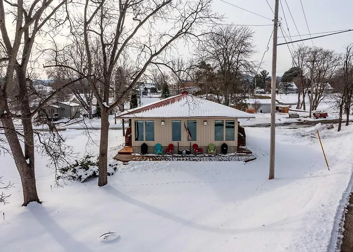 Pet-Friendly Retreat W/ Deck: Steps To Marina!