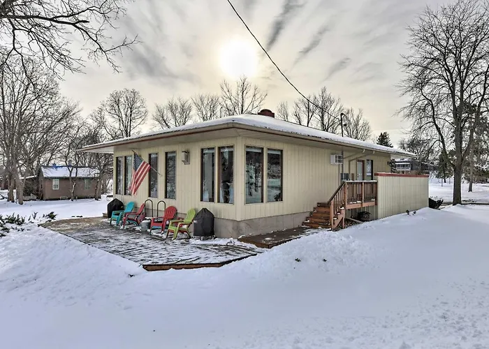 Pet-Friendly Retreat W/ Deck: Steps To Marina!