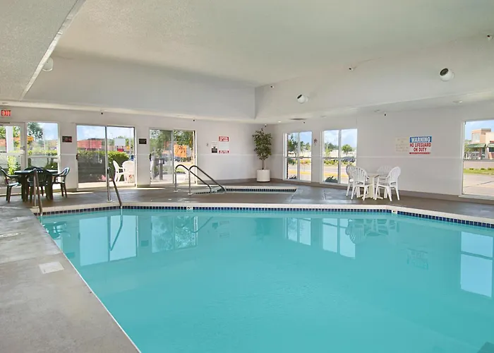 Super 8 By Wyndham Menomonie Wi