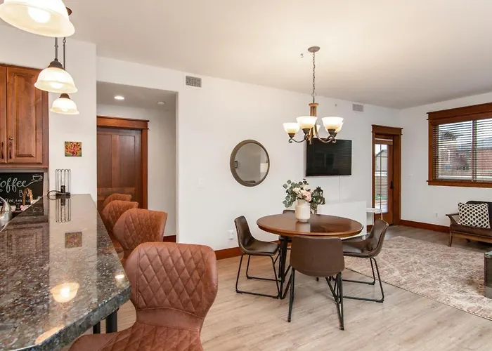 Modern Riverstone Condo With Grand Deck - Steps To Shops, Restaurants, Trails And River