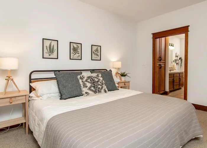 Modern Riverstone Condo With Grand Deck - Steps To Shops, Restaurants, Trails And River