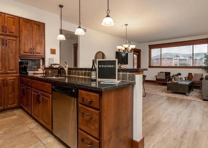 Modern Riverstone Condo With Grand Deck - Steps To Shops, Restaurants, Trails And River