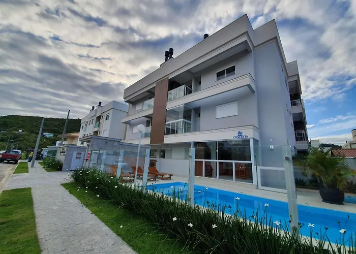 Apto na praia de Palmas, próximo ao mar, climatizado e com piscina