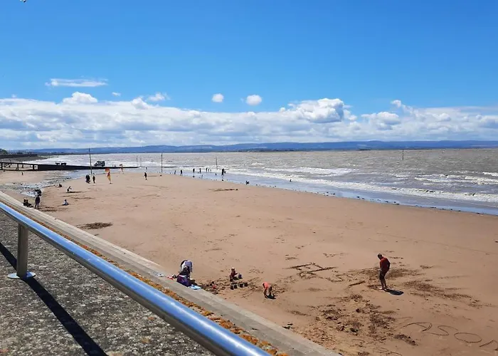 "Near To The Beach "- 2 Bedroom Flat Sleeps Up To 5
