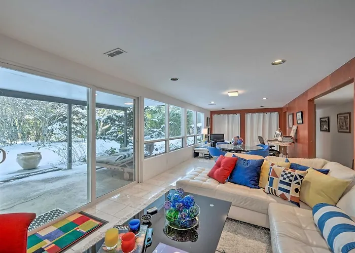 Edmonds Apartment With Private Wine Cellar!