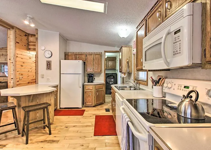 Cozy Crosby Cabin Near Serpent Lake + Main St